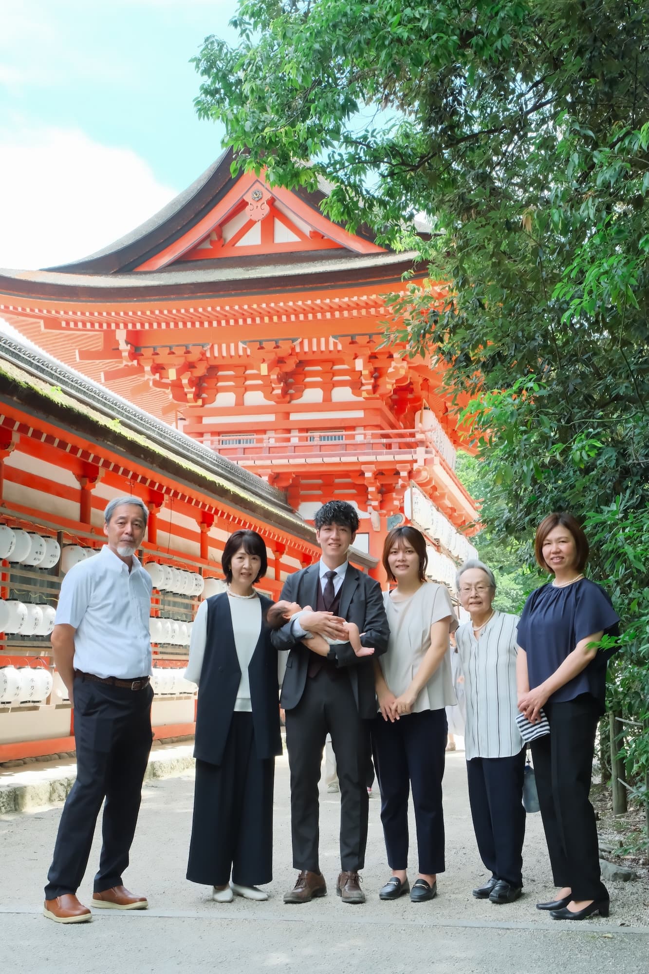 下鴨神社でお宮参りの赤ちゃんの家族写真