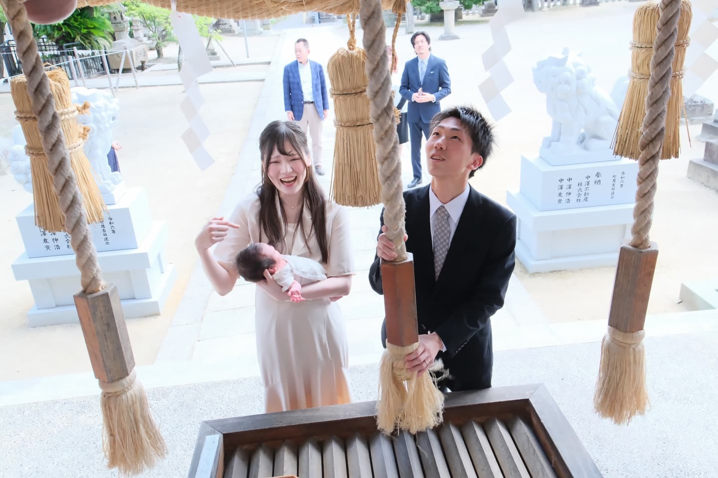 神社でお宮参りの赤ちゃんの家族写真