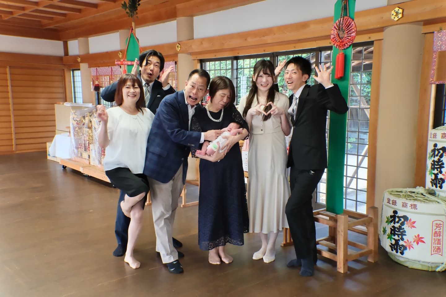 神社でお宮参りの赤ちゃんの家族写真