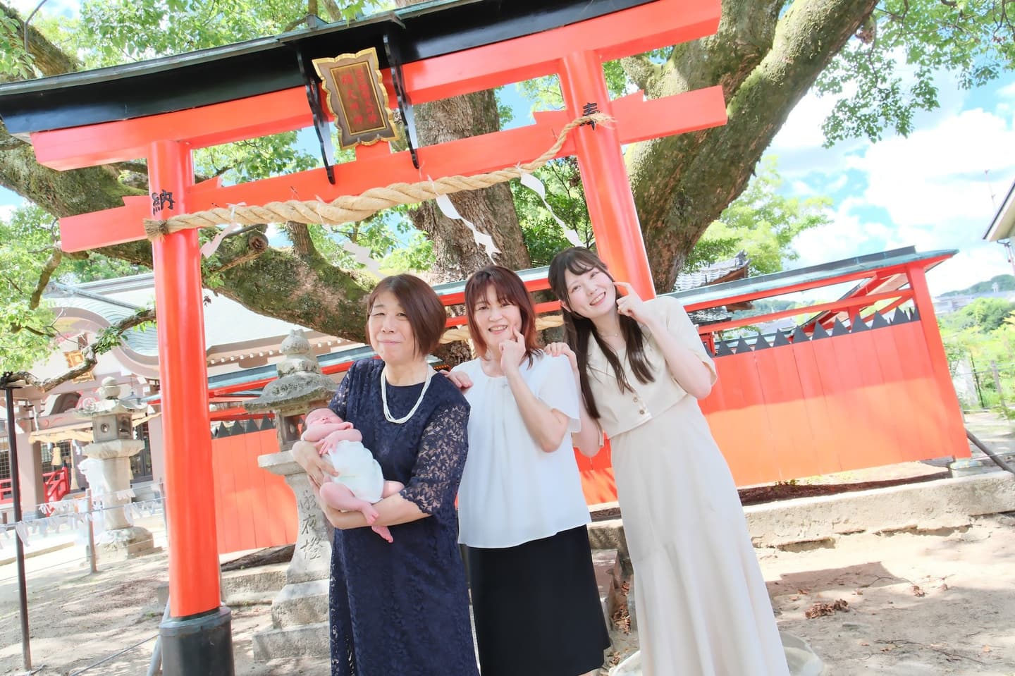 神社でお宮参りの赤ちゃんの家族写真