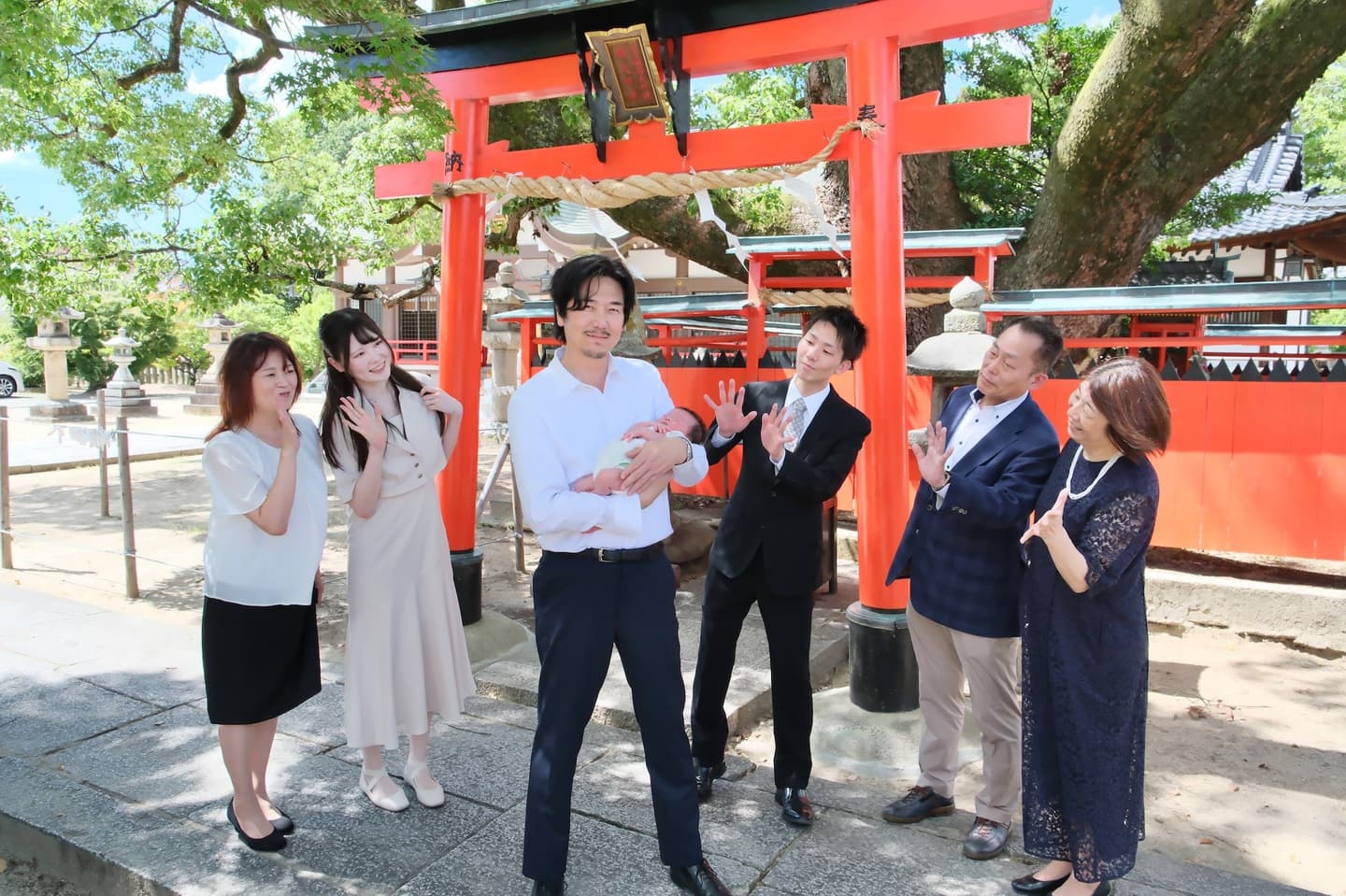 神社でお宮参りの赤ちゃんの家族写真