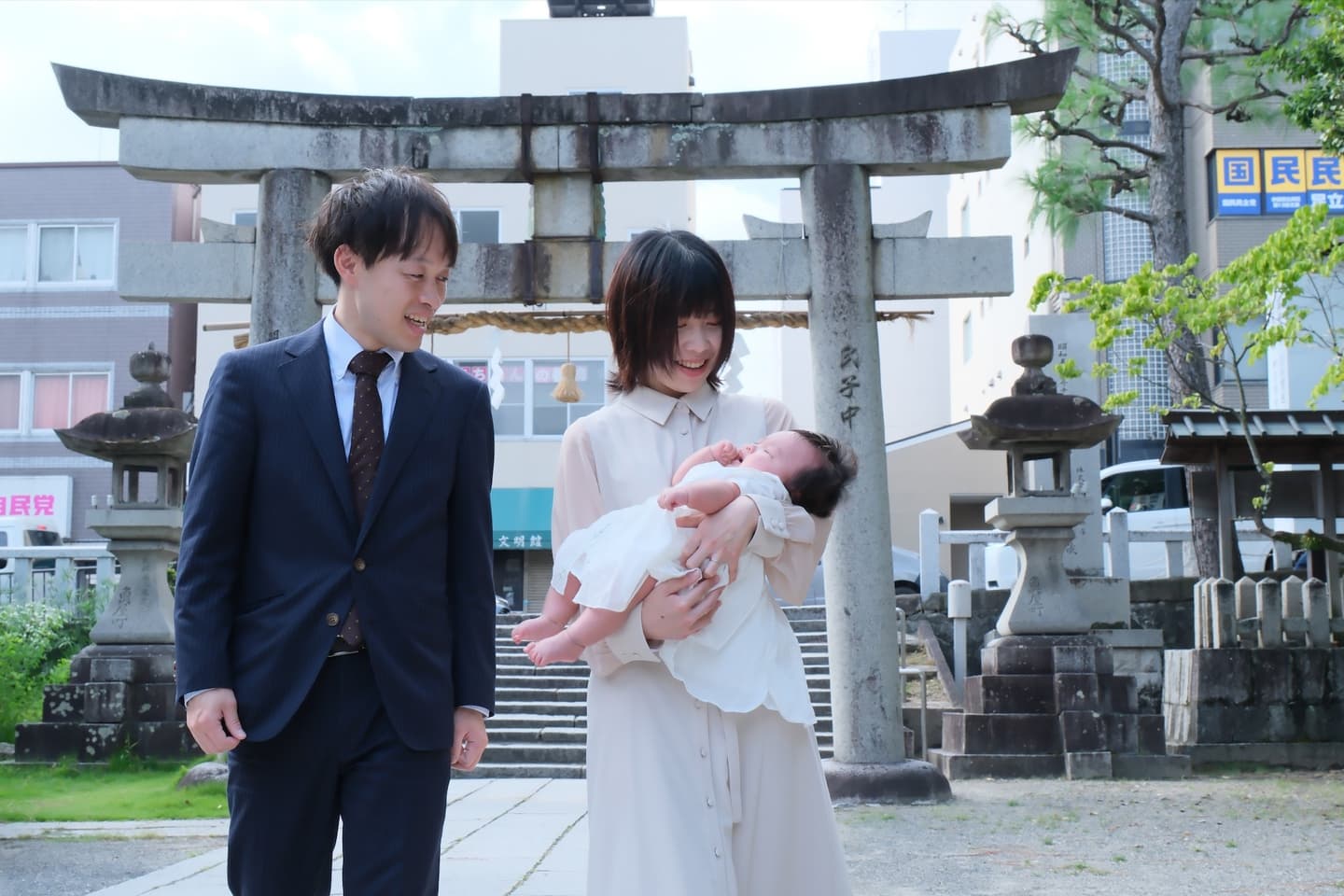 茨木神社でお宮参りの赤ちゃんの家族写真