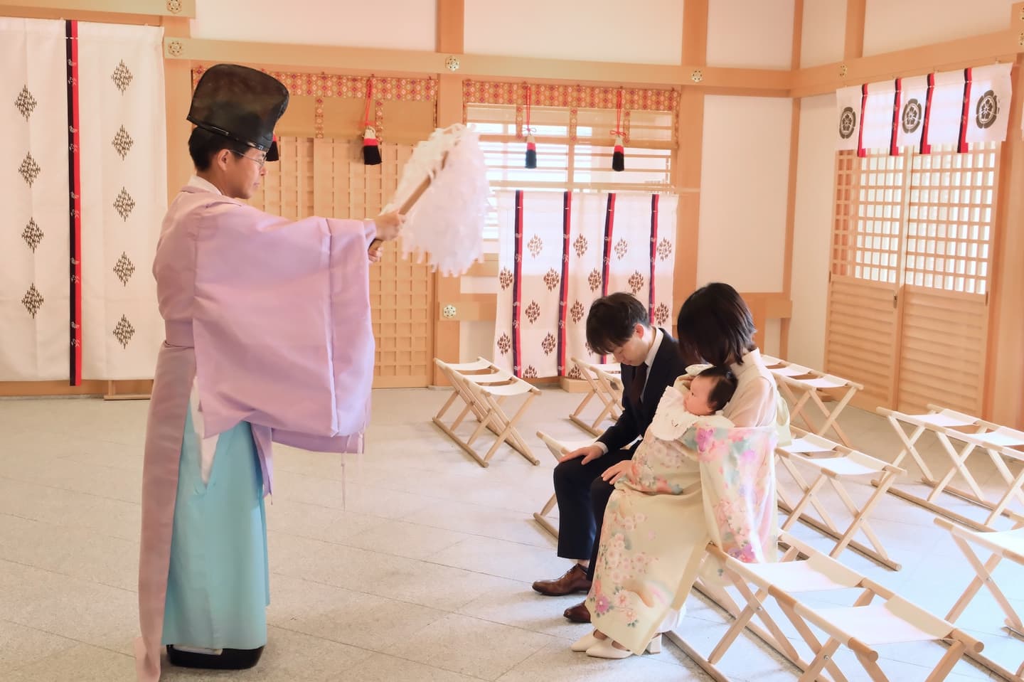 茨木神社でお宮参りの赤ちゃんの家族写真