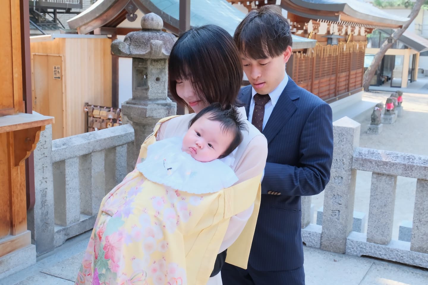 茨木神社でお宮参りの赤ちゃんの家族写真