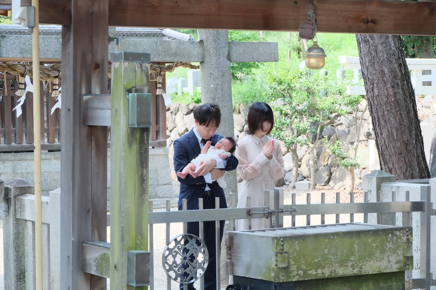 茨木神社でお宮参りの赤ちゃんの家族写真