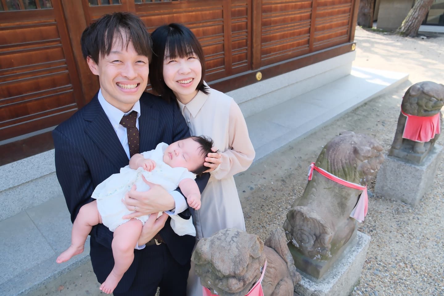 茨木神社でお宮参りの赤ちゃんの家族写真