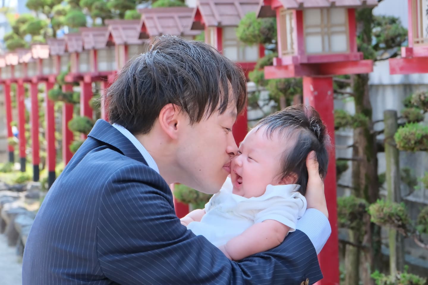 茨木神社でお宮参りの赤ちゃんの家族写真