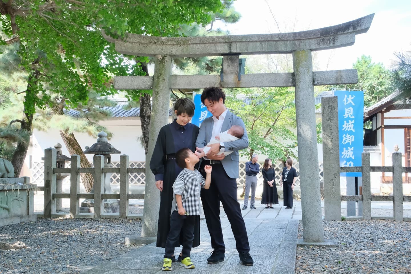 御香宮神社でお宮参りの赤ちゃんの家族写真
