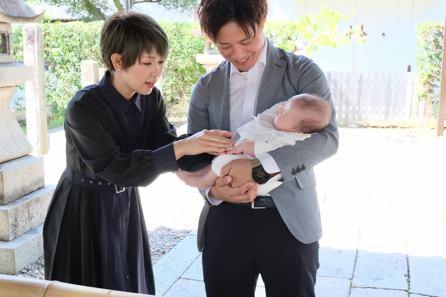 御香宮神社でお宮参りの赤ちゃんの家族写真