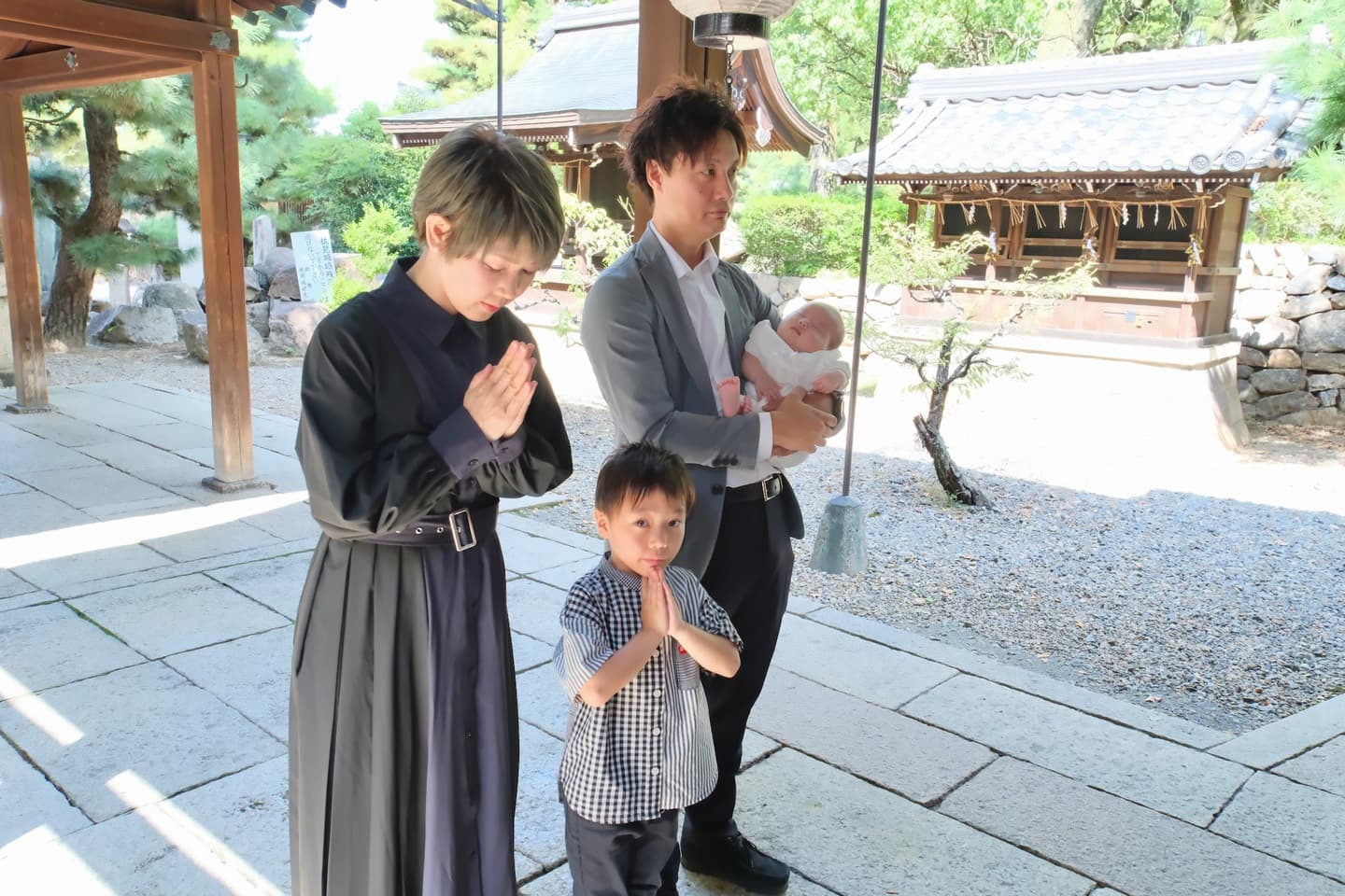 御香宮神社でお宮参りの赤ちゃんの家族写真