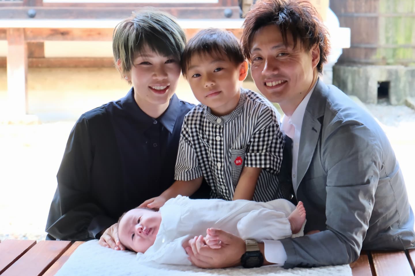 御香宮神社でお宮参りの赤ちゃんの家族写真