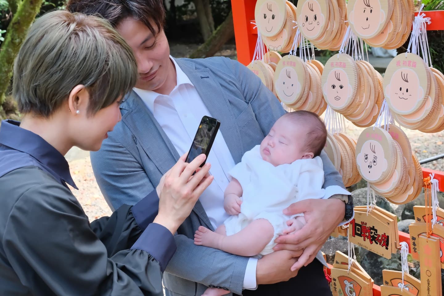 御香宮神社でお宮参りの赤ちゃんの家族写真