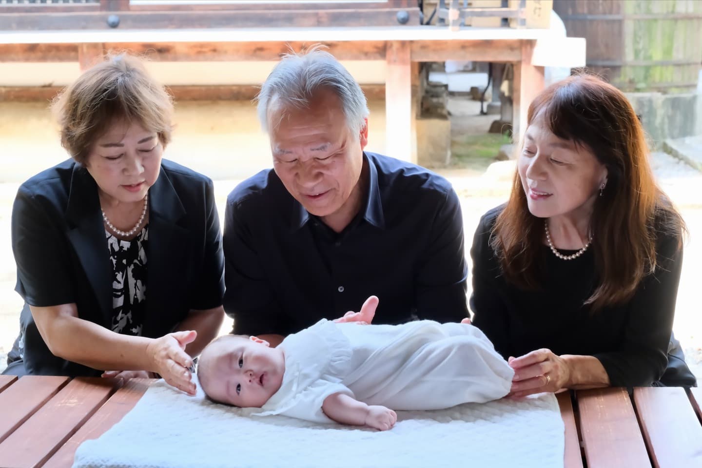御香宮神社でお宮参りの赤ちゃんの家族写真
