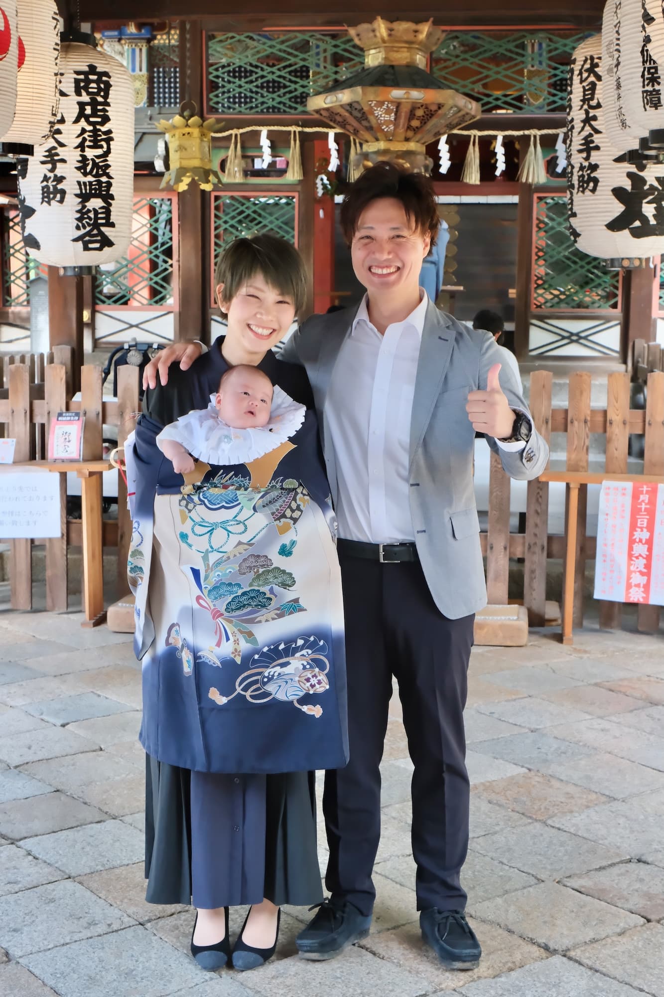 御香宮神社でお宮参りの赤ちゃんの家族写真