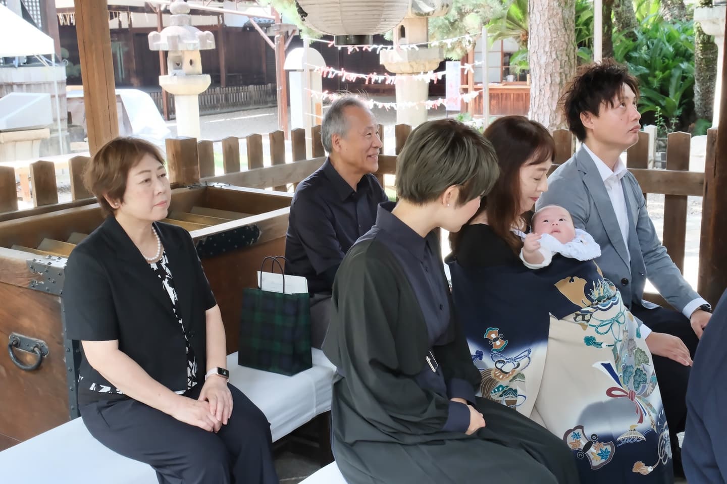 御香宮神社でお宮参りの赤ちゃんの家族写真