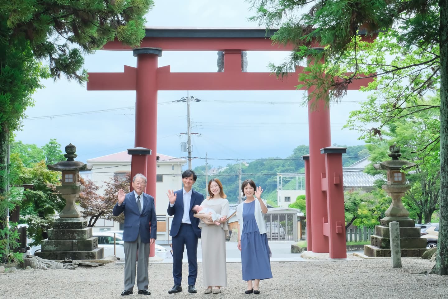 龍田大社でお宮参りの赤ちゃんの家族