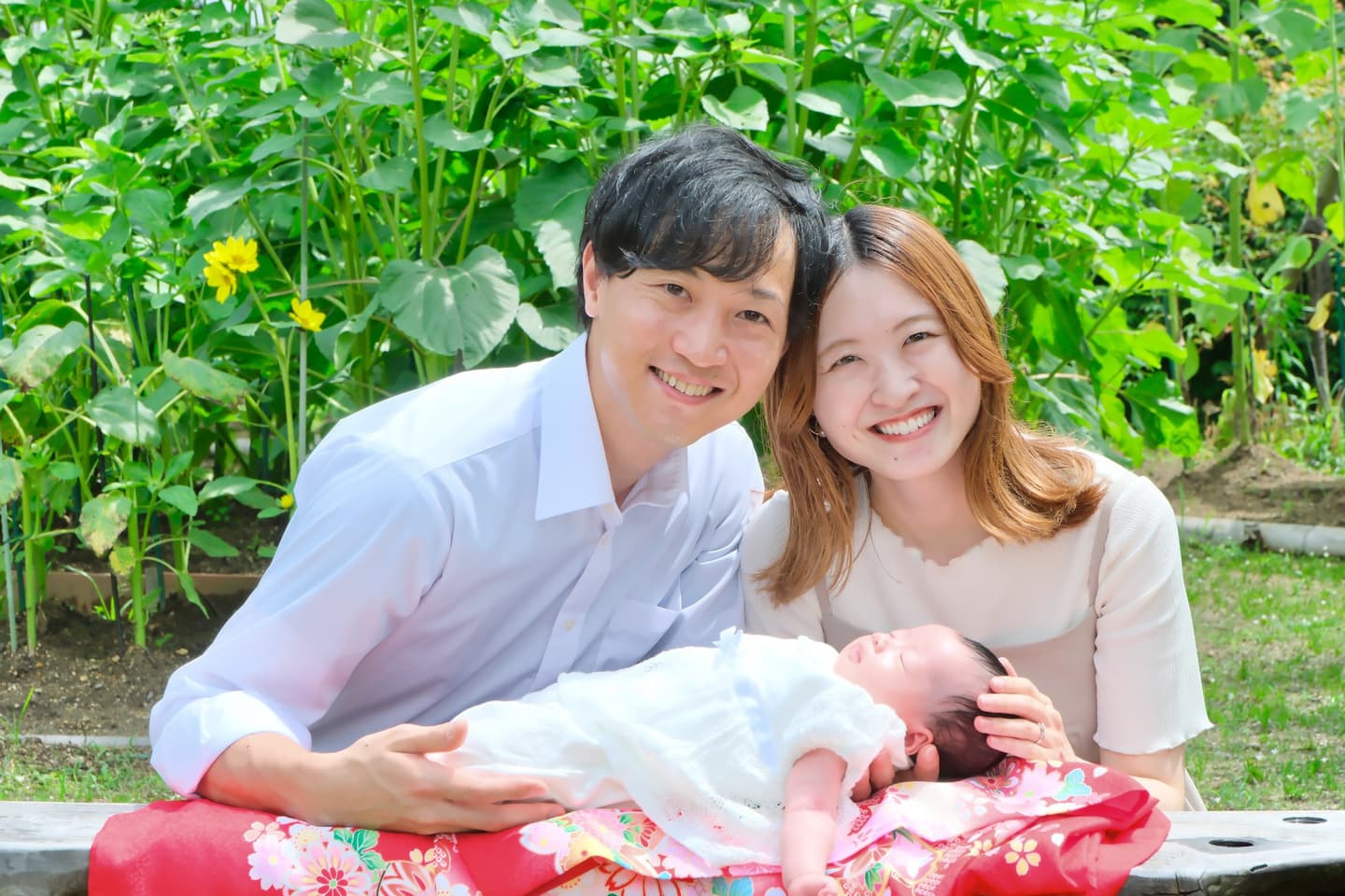 龍田大社でお宮参りの赤ちゃんの家族