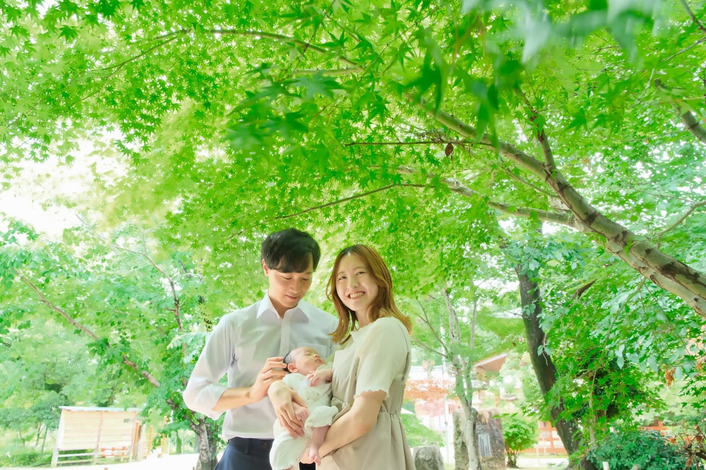 龍田大社でお宮参りの赤ちゃんの家族