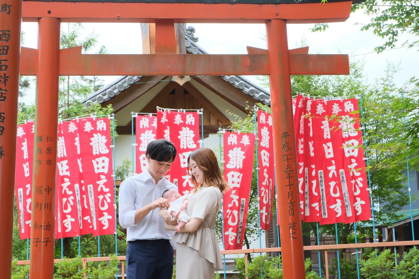 龍田大社でお宮参りの赤ちゃんの家族