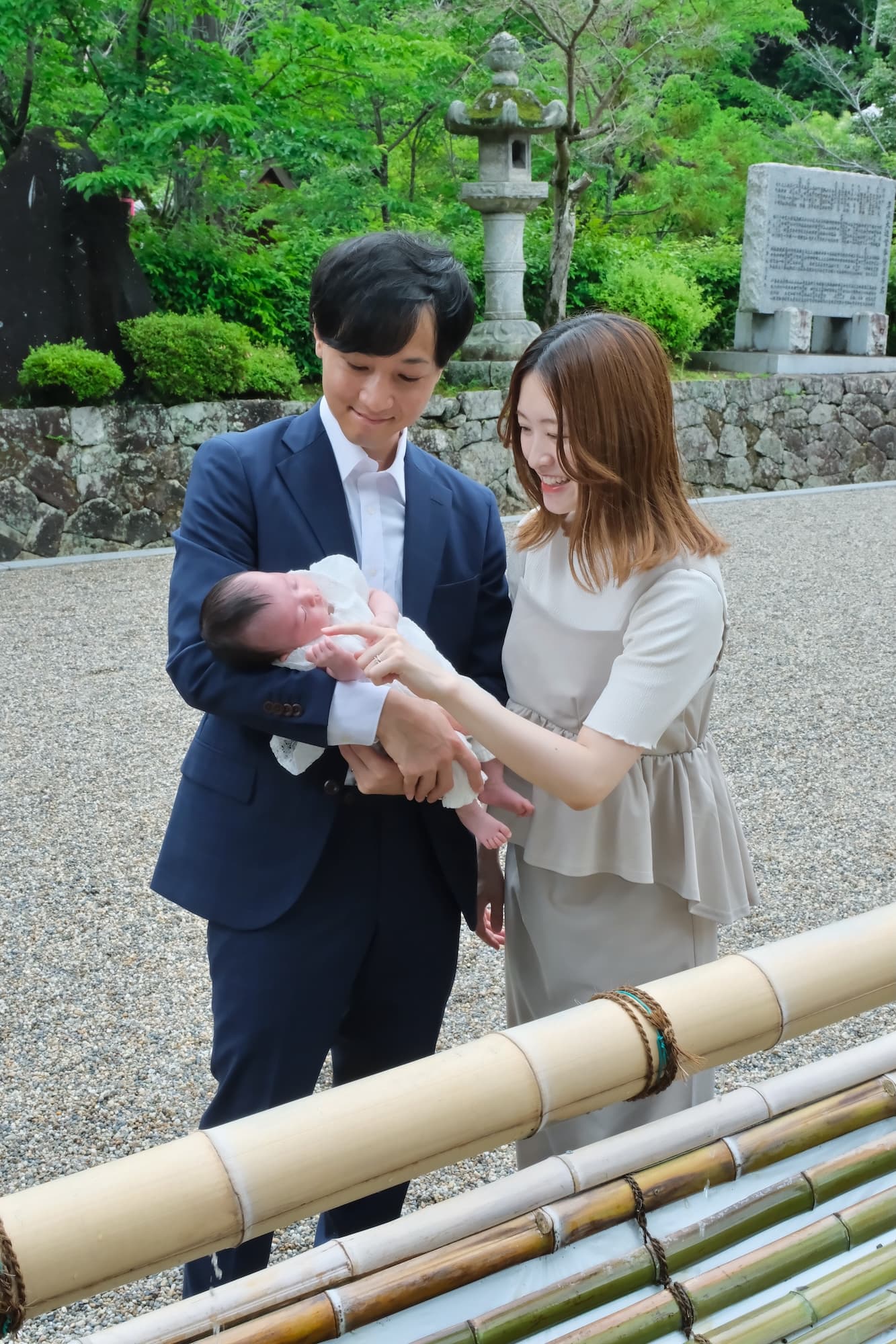 龍田大社でお宮参りの赤ちゃんの家族