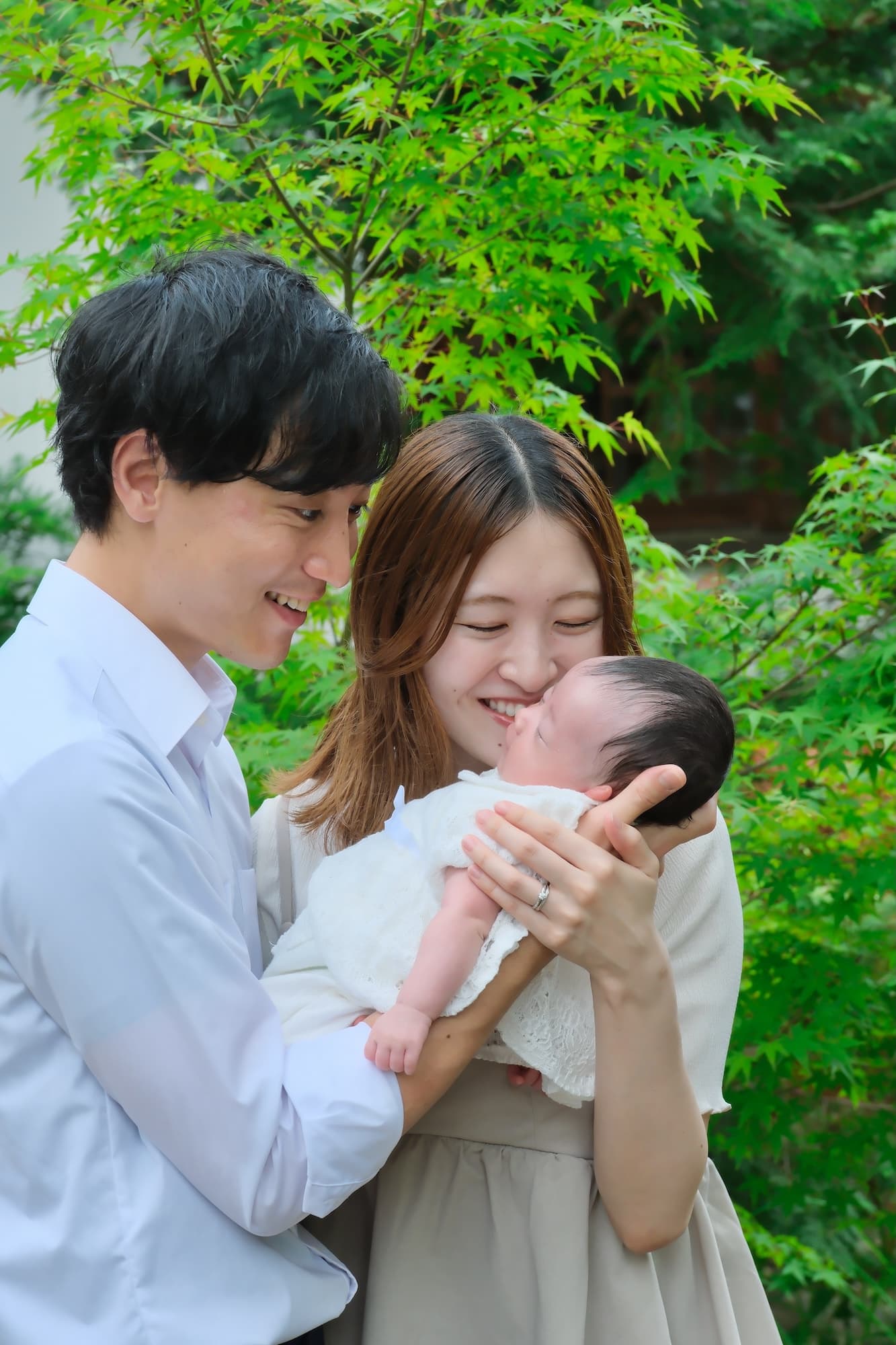 龍田大社でお宮参りの赤ちゃんの家族