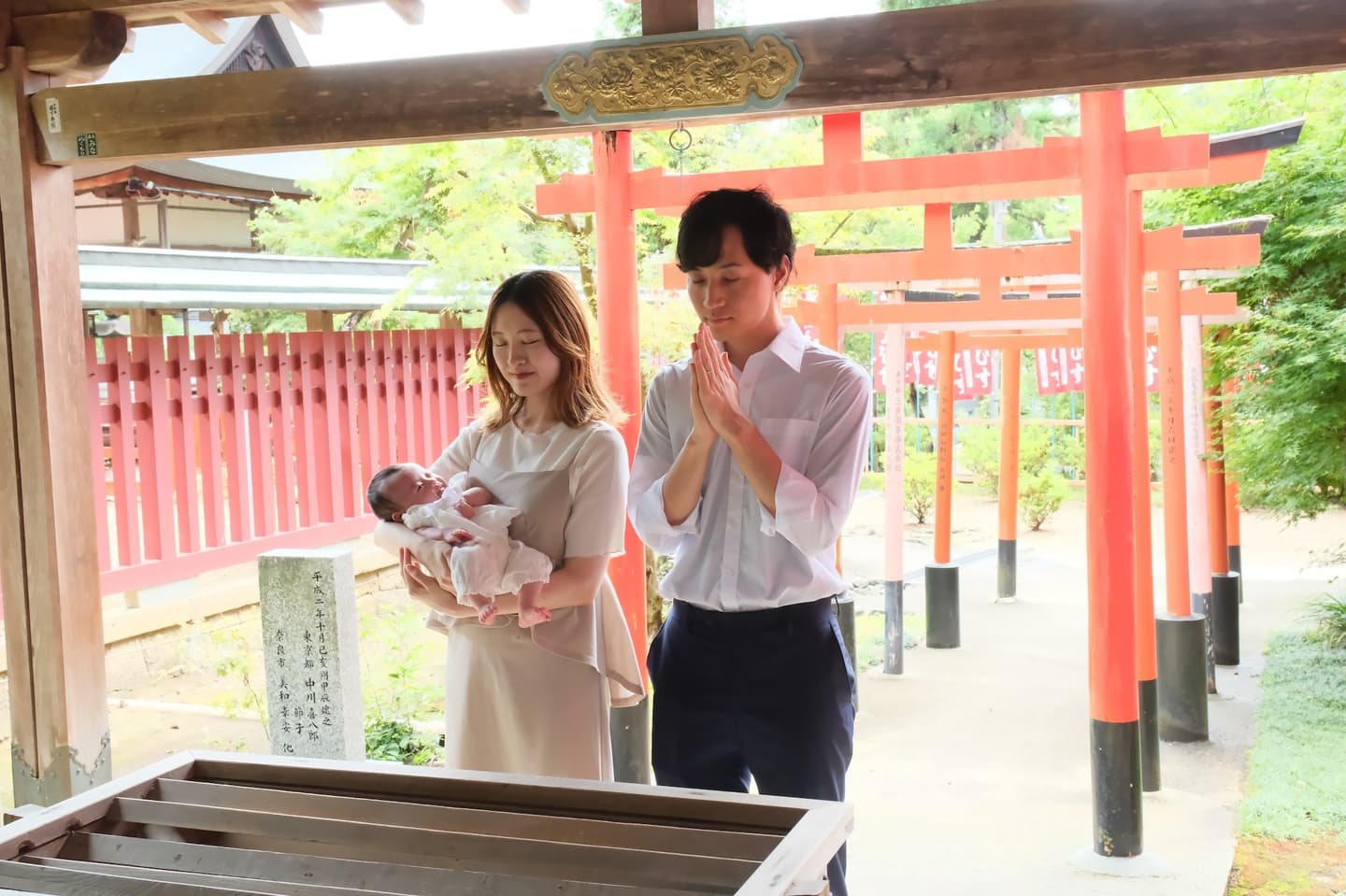 龍田大社でお宮参りの赤ちゃんの家族