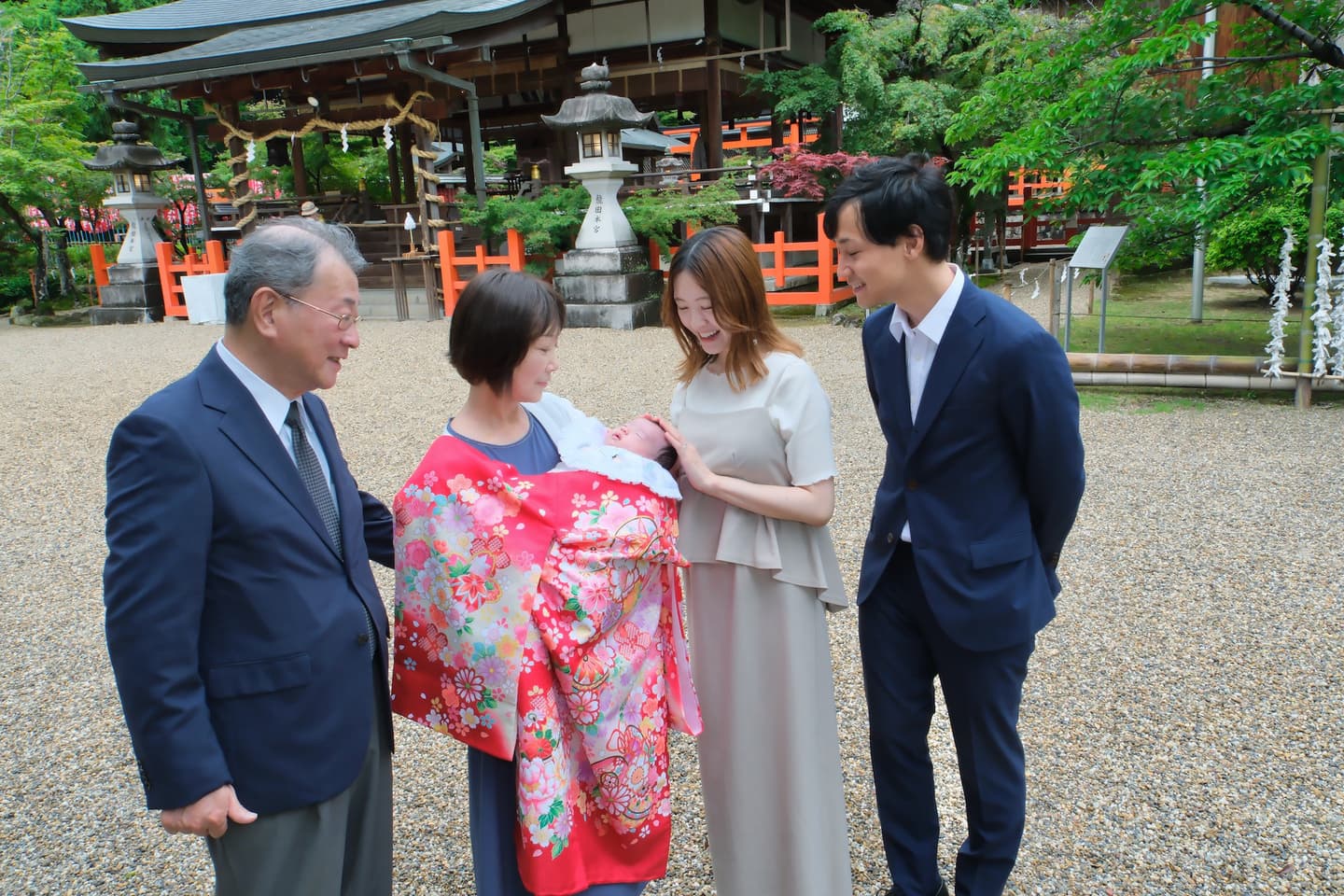 龍田大社でお宮参りの赤ちゃんの家族