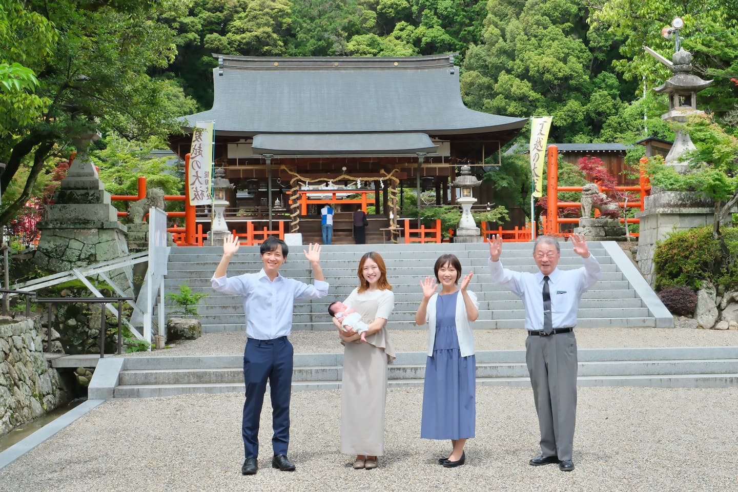 龍田大社でお宮参りの赤ちゃんの家族