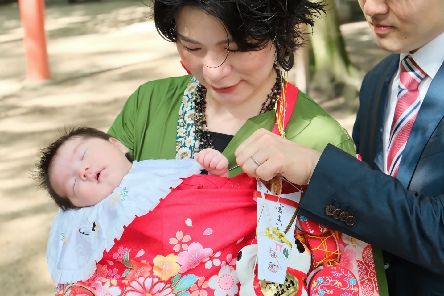 西宮神社でお宮参りの赤ちゃんの家族写真