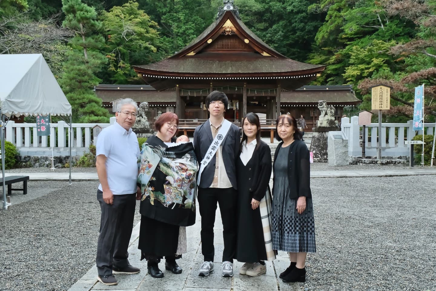 出雲大神宮でお宮参りの赤ちゃんと家族