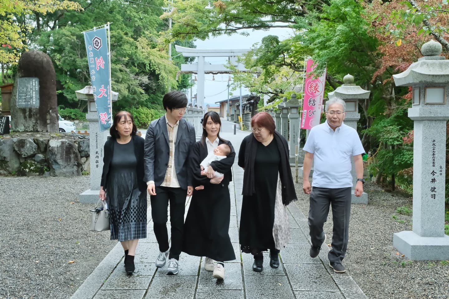 出雲大神宮でお宮参りの赤ちゃんと家族