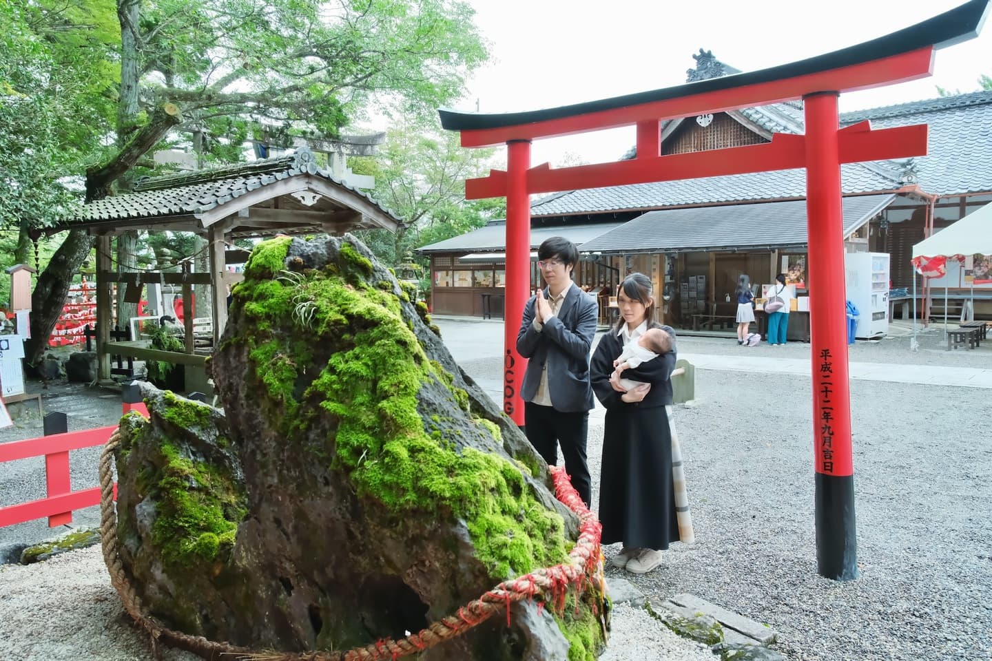 出雲大神宮でお宮参りの赤ちゃんと家族