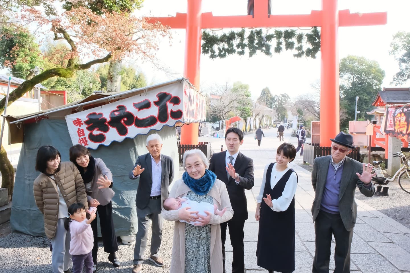 松尾大社でお宮参りの赤ちゃんと家族