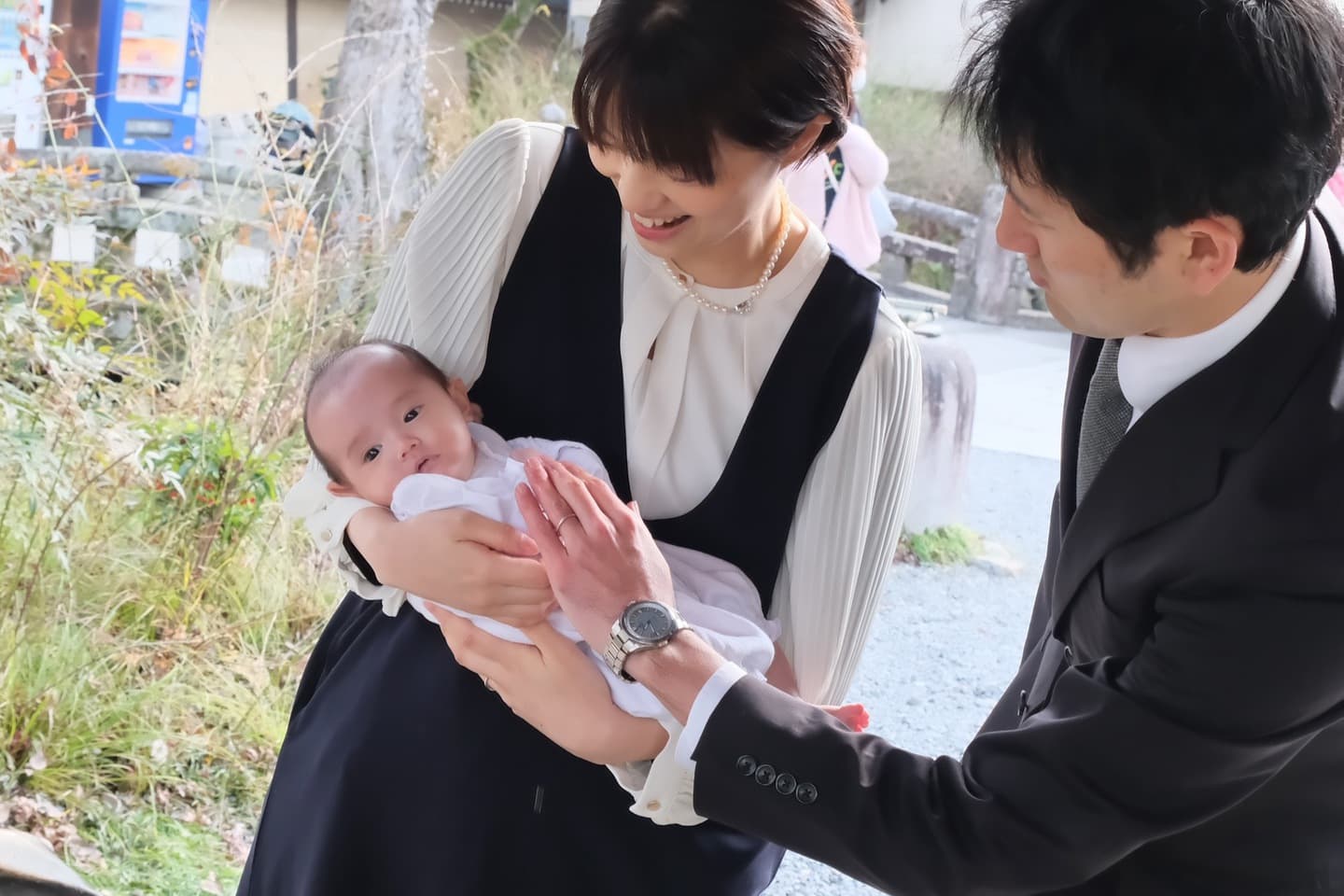 松尾大社でお宮参りの赤ちゃんと家族
