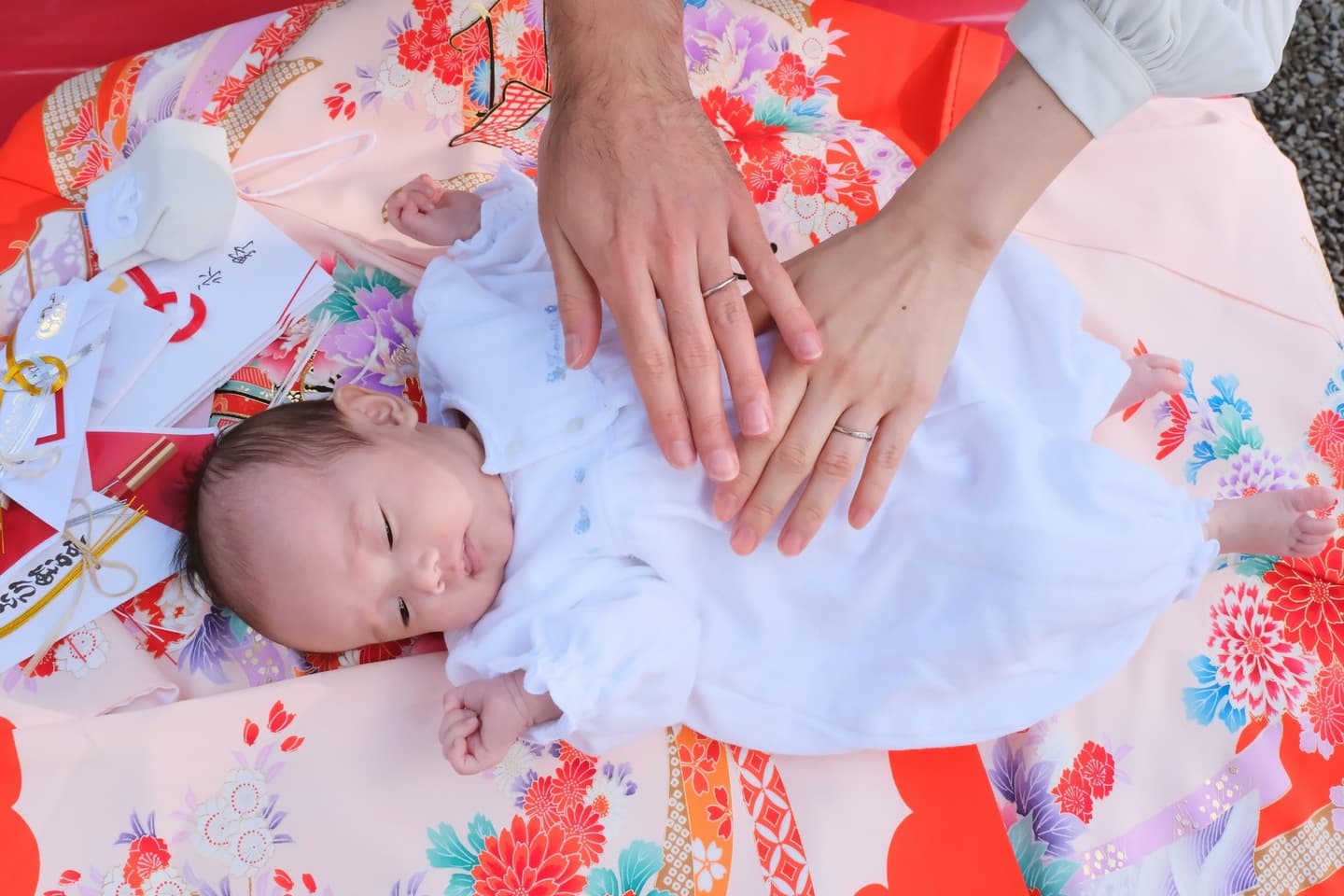 松尾大社でお宮参りの赤ちゃんと家族