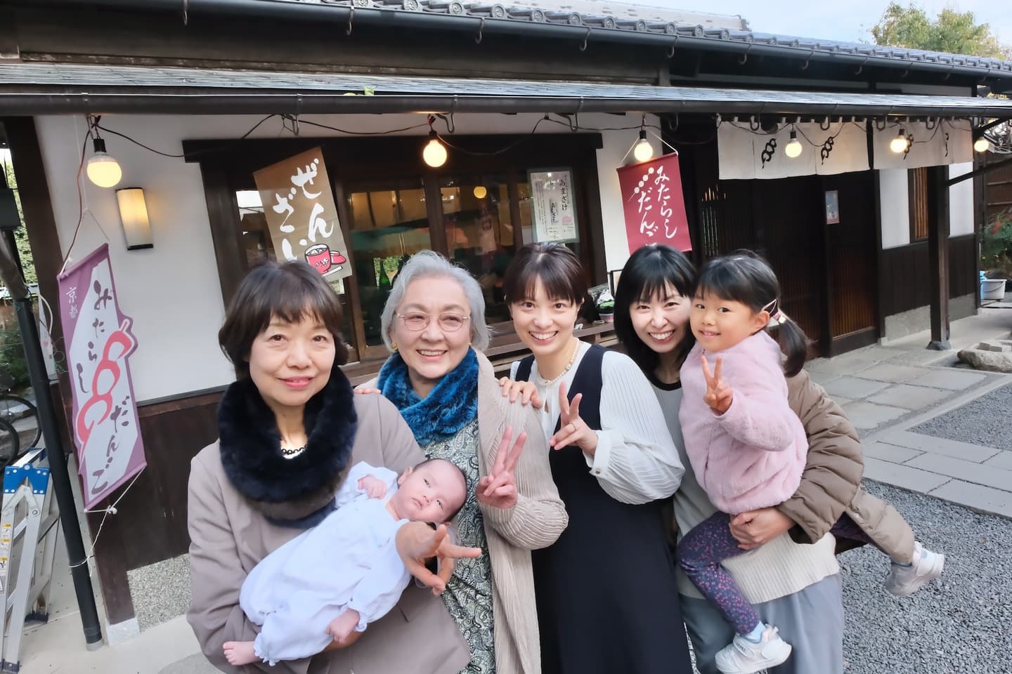 松尾大社でお宮参りの赤ちゃんと家族