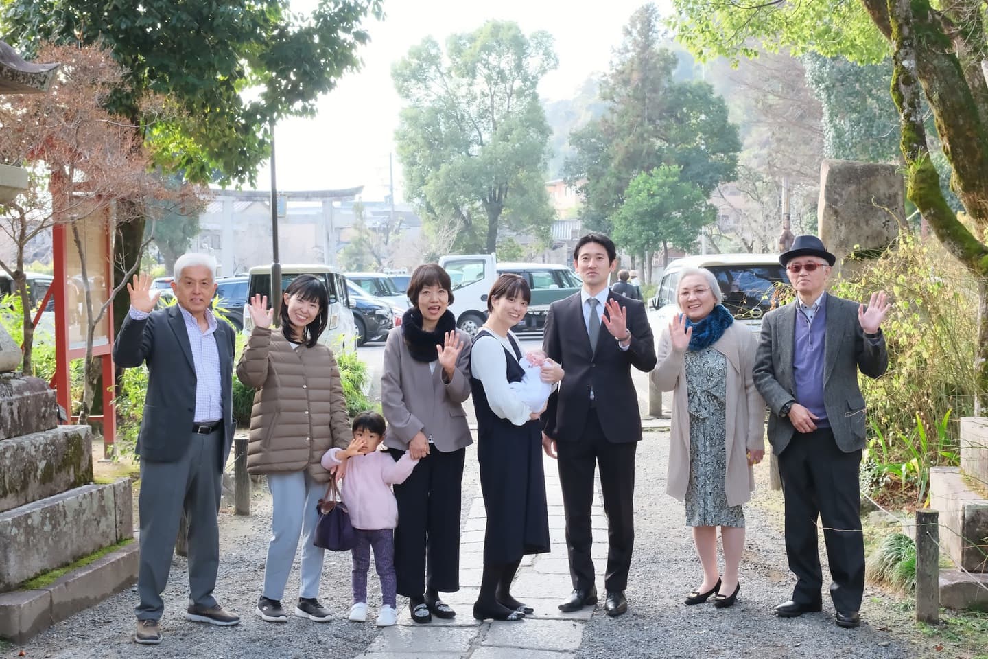 松尾大社でお宮参りの赤ちゃんと家族