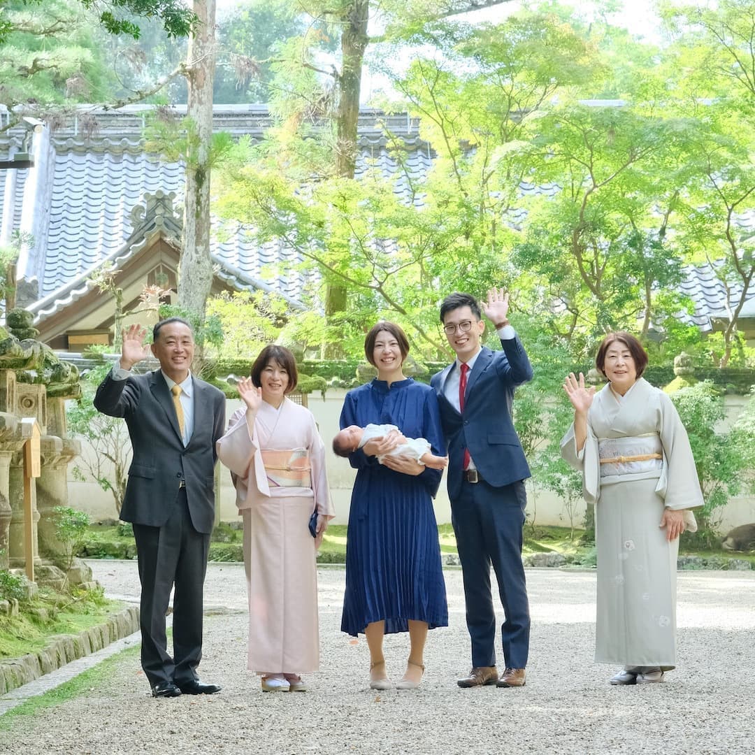 春日大社でお宮参りの赤ちゃん