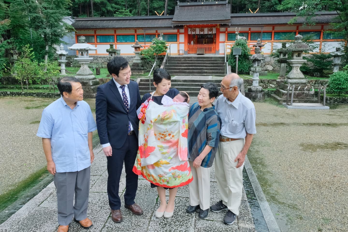 大原野神社でお宮参りをした赤ちゃんと家族