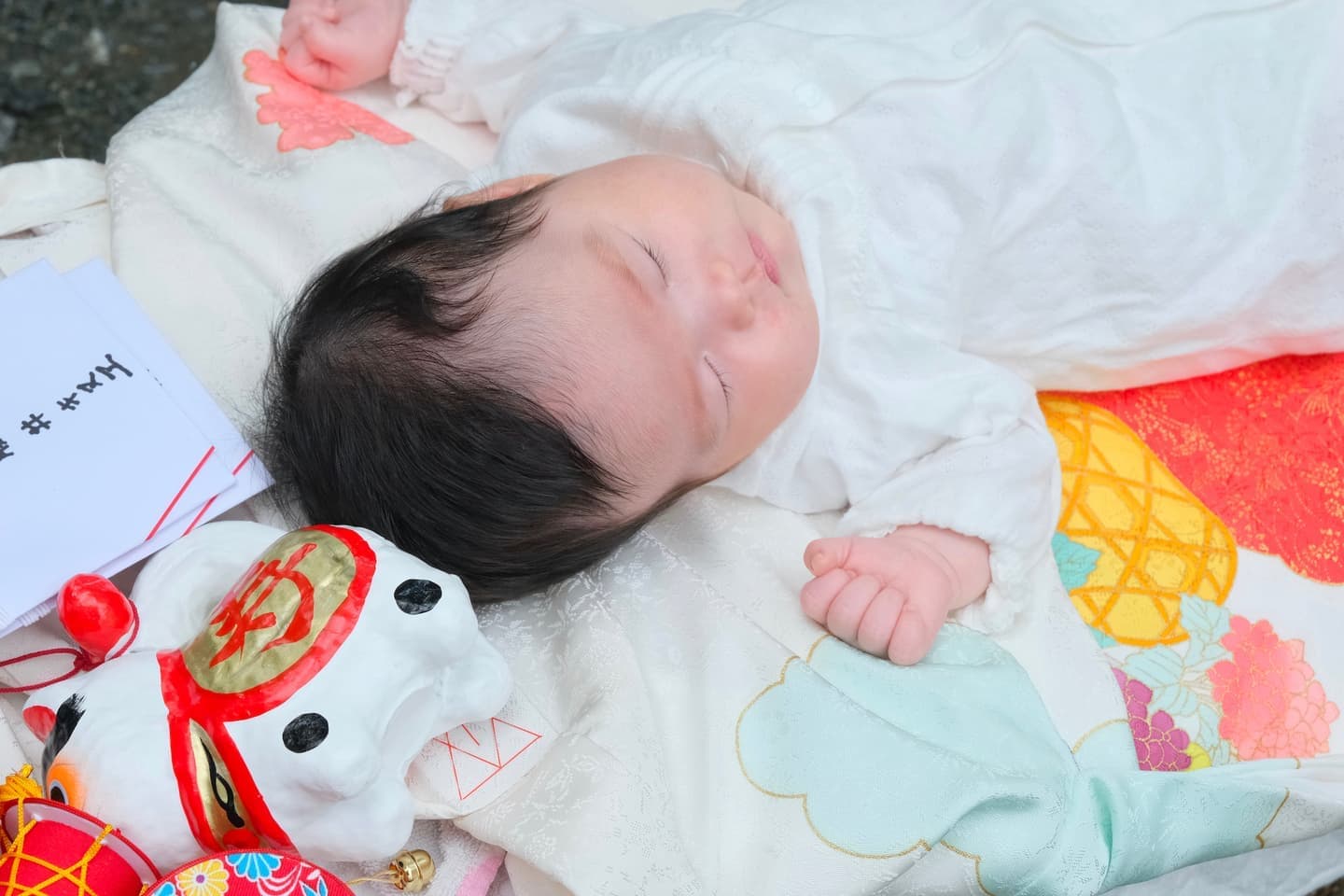 大原野神社でお宮参りの赤ちゃんとパパとママの家族