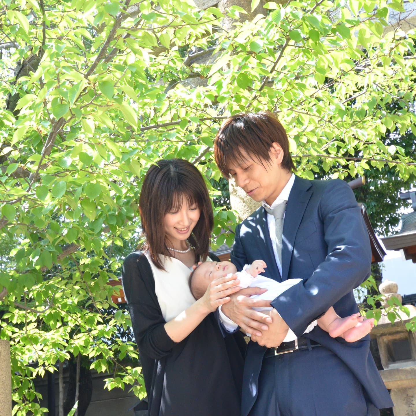 本住吉神社でお宮参りをした赤ちゃんと家族