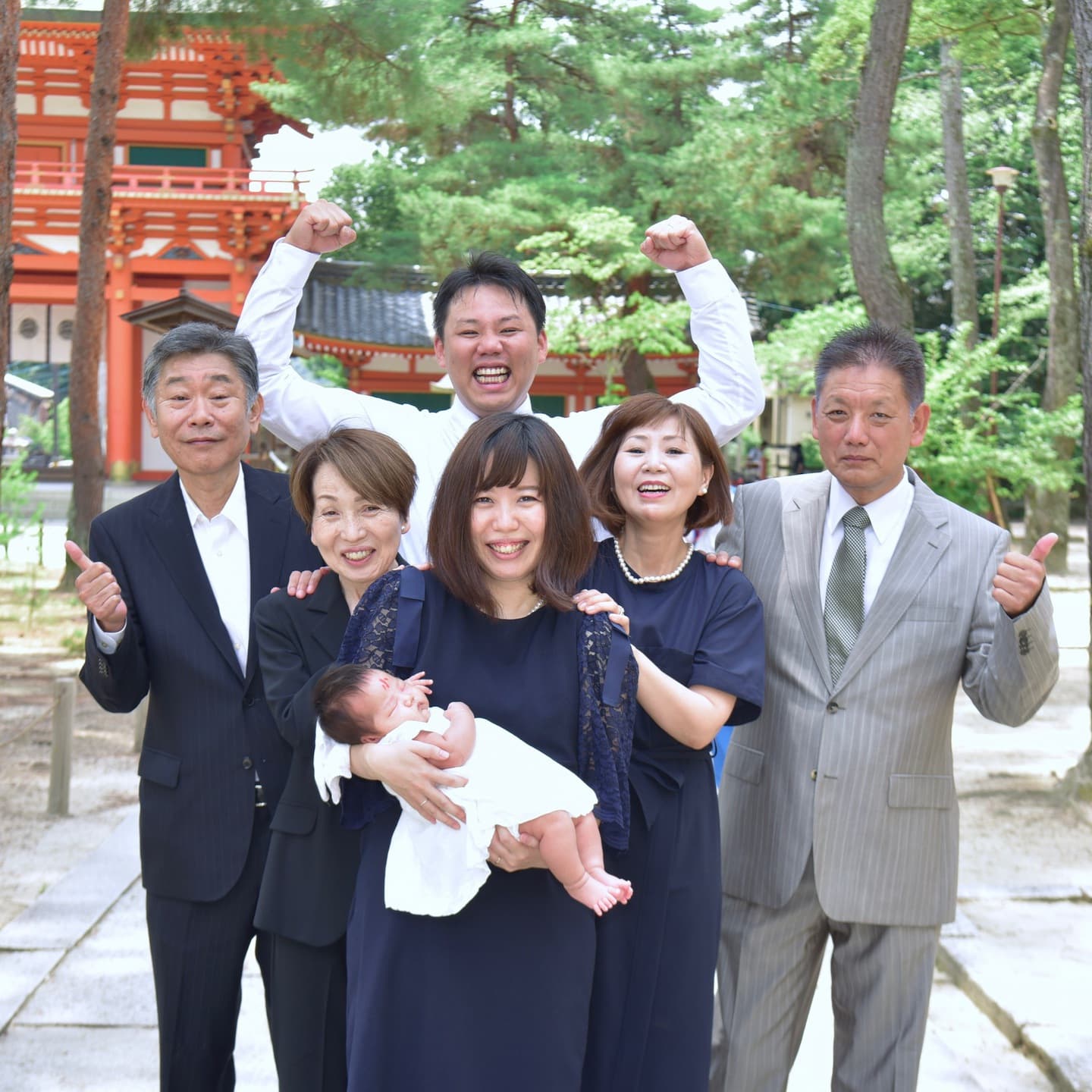 今宮神社でお宮参りをした赤ちゃんと家族