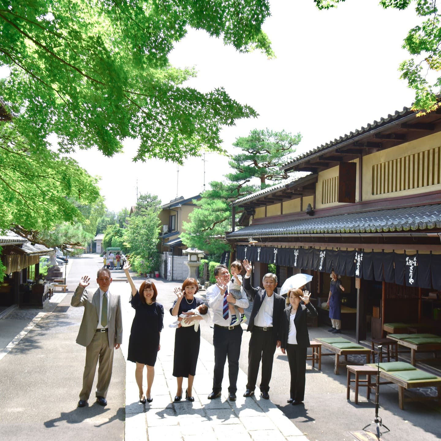 今宮神社でお宮参りをした赤ちゃんと家族