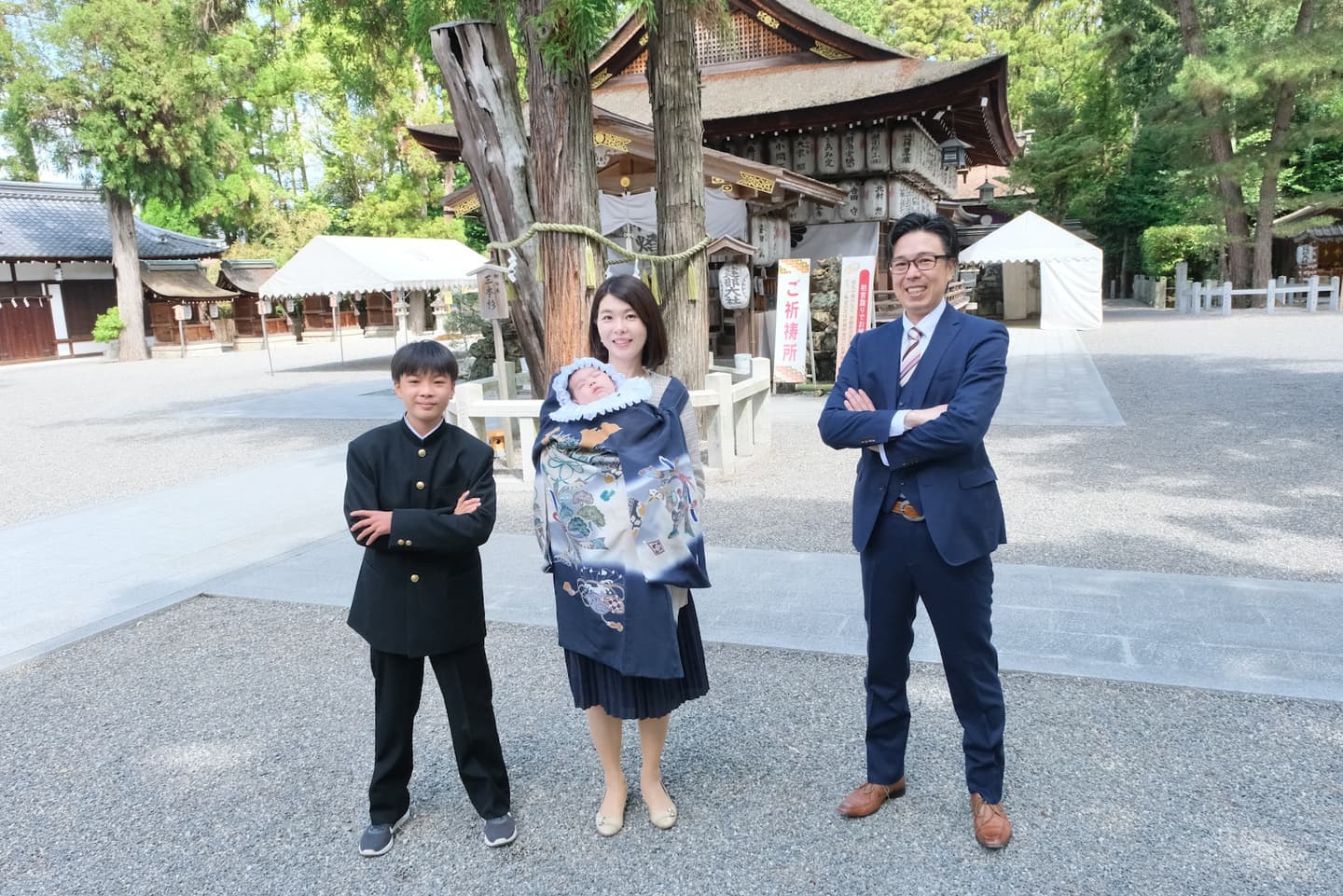 建部大社でお宮参りをした赤ちゃんと家族