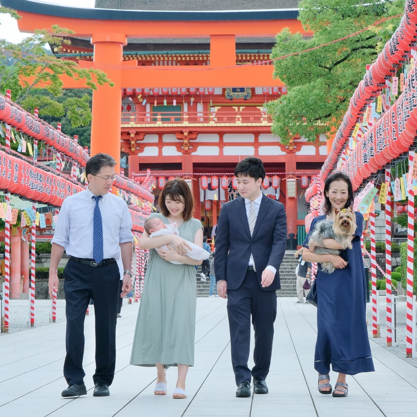 京都市の伏見稲荷大社でお宮参りをした写真