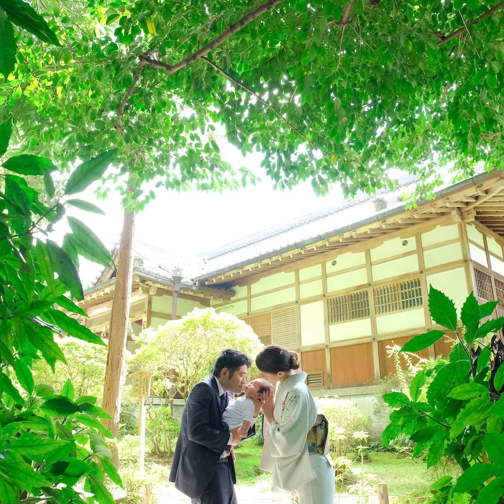 神社にお宮参りに来た赤ちゃん