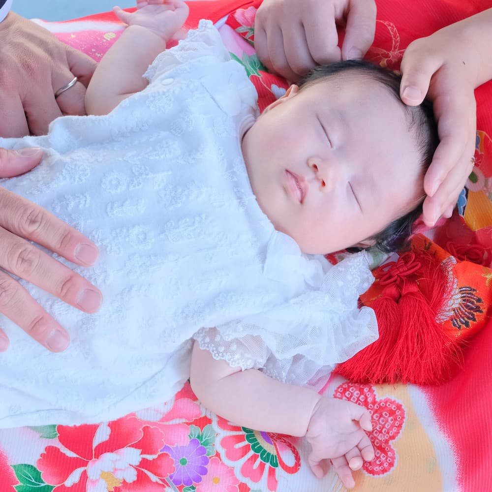 神社にお宮参りに来た赤ちゃん