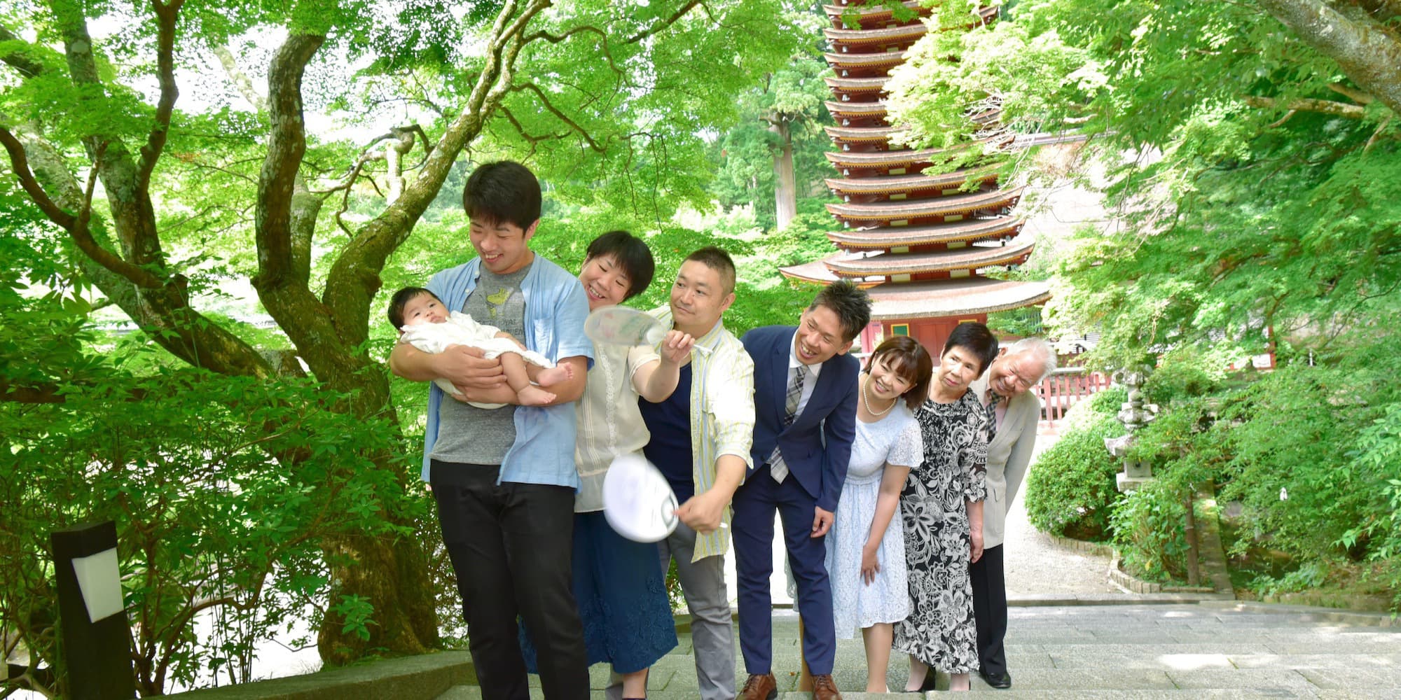 神社にお宮参りに来た赤ちゃん