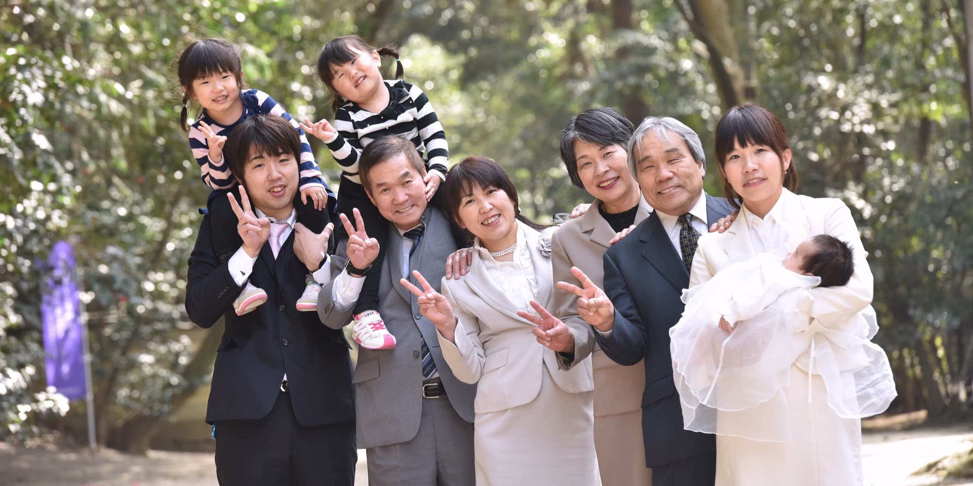 神社にお宮参りに来た赤ちゃん