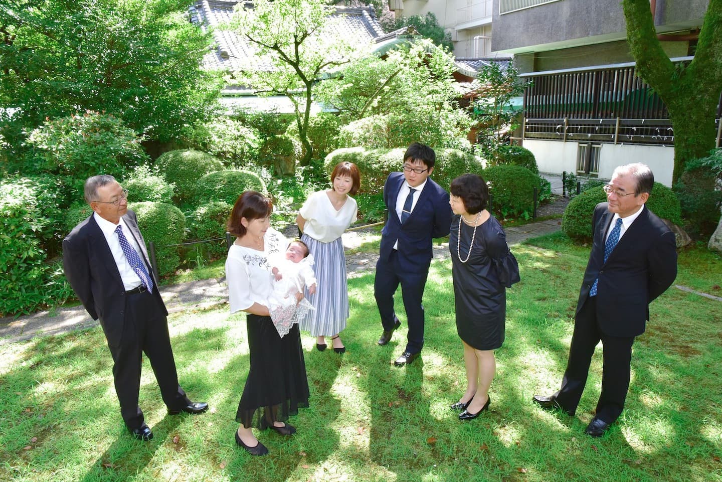 お宮参りの記念写真を撮っている家族